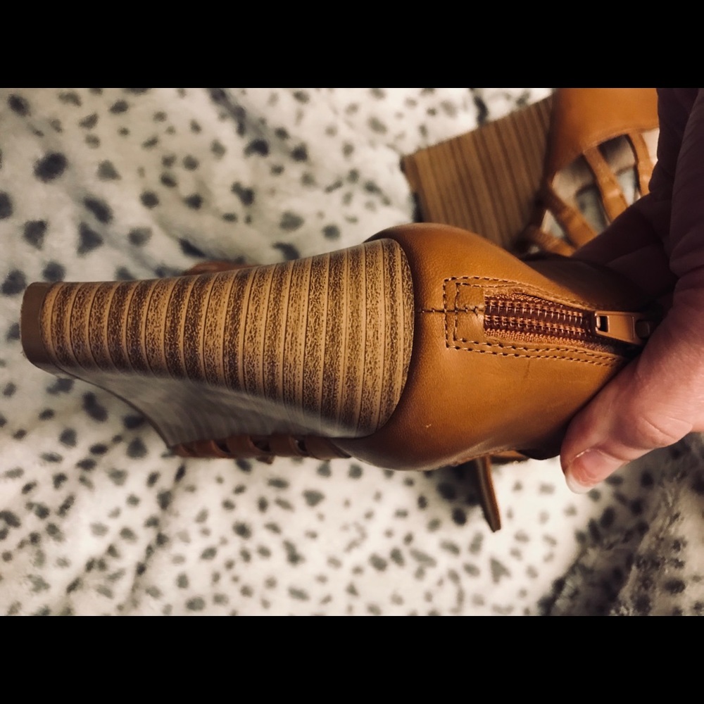 Beautiful WOOD Detailed Wedges - Picture 7 of 8